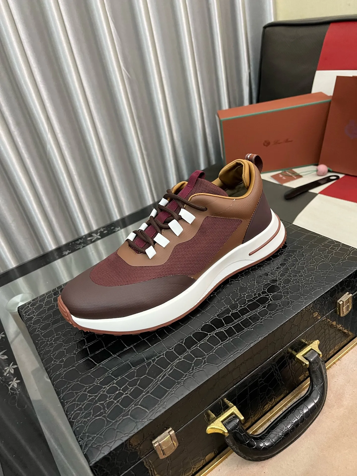 Men's men's shoes💰560⌚️⌚️LoroPiana/Noyo Piana WeekendWalk men's new thick-soled sports shoes, LP lace-up casual shoes that are as comfortable as clouds! The upper is made of cowhide leather, highlighting the sporty style. The lightweight sole adds a touch of modernity to the shoe. Counter original box packaging with dust bag!  Size: 38-449️⃣Colors available